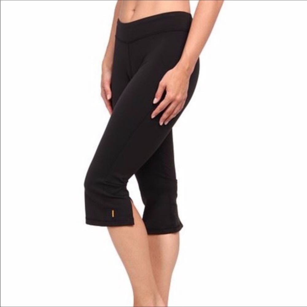 $6 add to bundle! Lucy black Lotus crops. Size small.